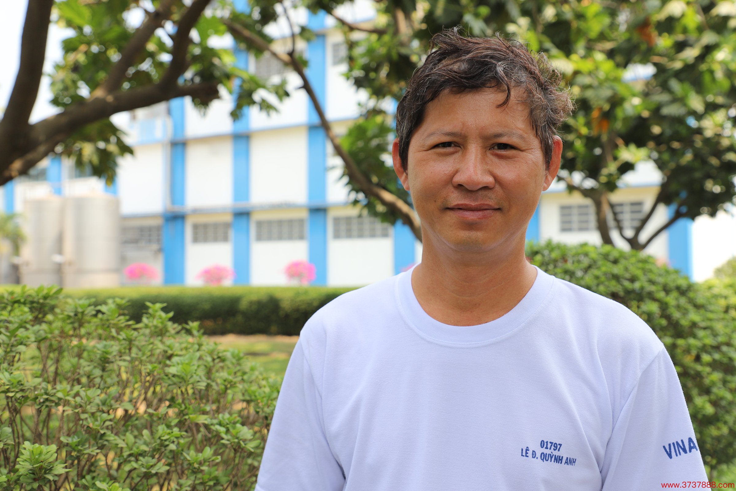 Nam công nhân Quỳnh Anh trong khuôn viên nhà máy Dielac. Ảnh: Lê Tuyết10 cầu thủ đắt nhất thế giới